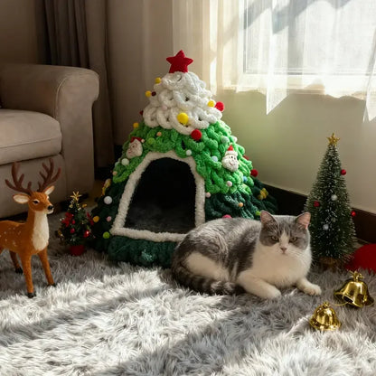 Katzenhöhle im Weihnachtsbaum-Look & Kuschelbett